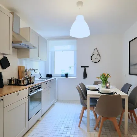 Sapphire Apartment: Free Parking + Netflix + Bathtub Apartment